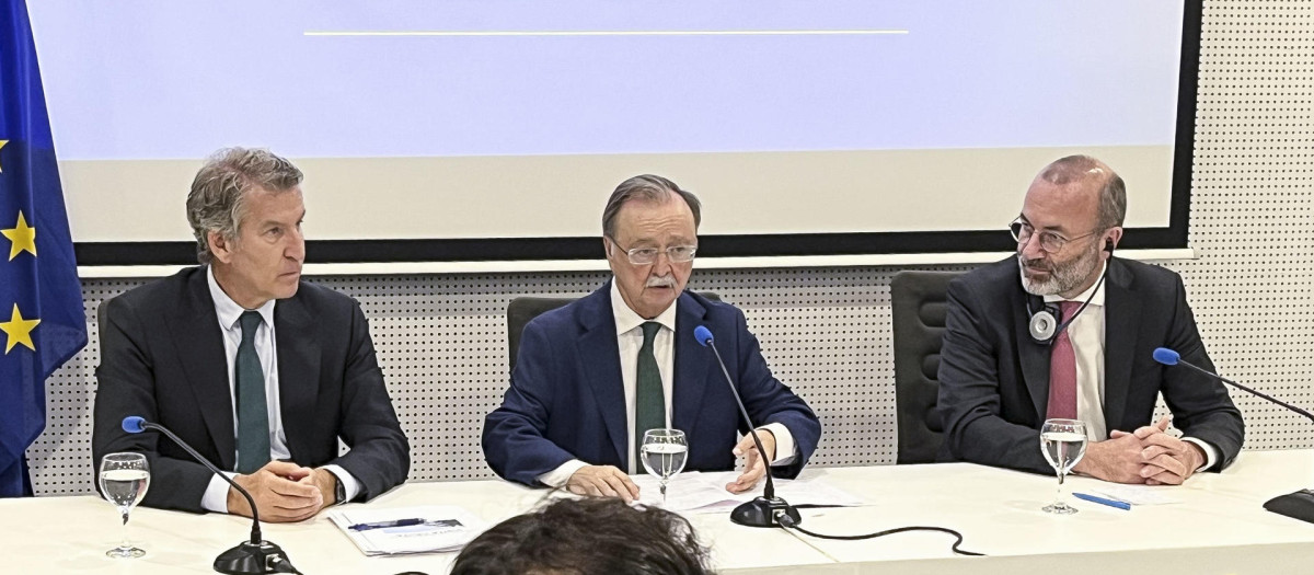 El presidente ceutí, Juan Jesús Vivas (c); el líder del PP, Alberto Núñez Feijóo (i), y el presidente del Partido Popular Europeo (PPE), Manfred Weber (d) durante la rueda de prensa ofrecida este lunes en Ceuta