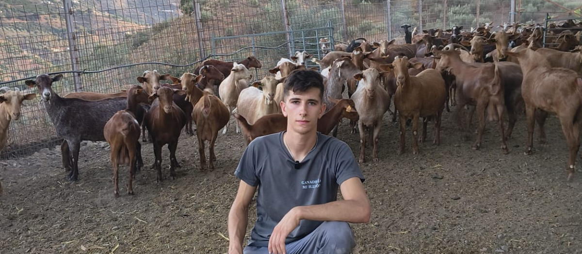 David posa junto a sus cabras en su nueva ganadería