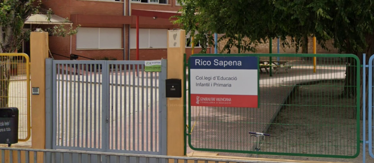Cartel del colegio Rico Sapena, rotulado exclusivamente en valenciano