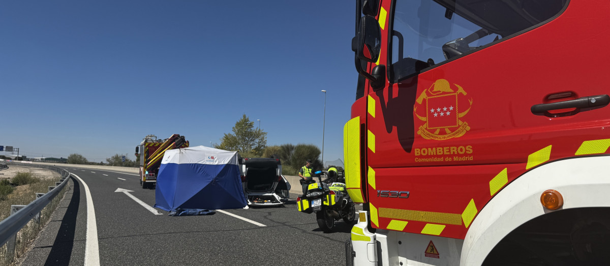 Camión de Bomberos de la Comunidad de Madrid junto a un vehículo volcado en la A-3 en Arganda del Rey