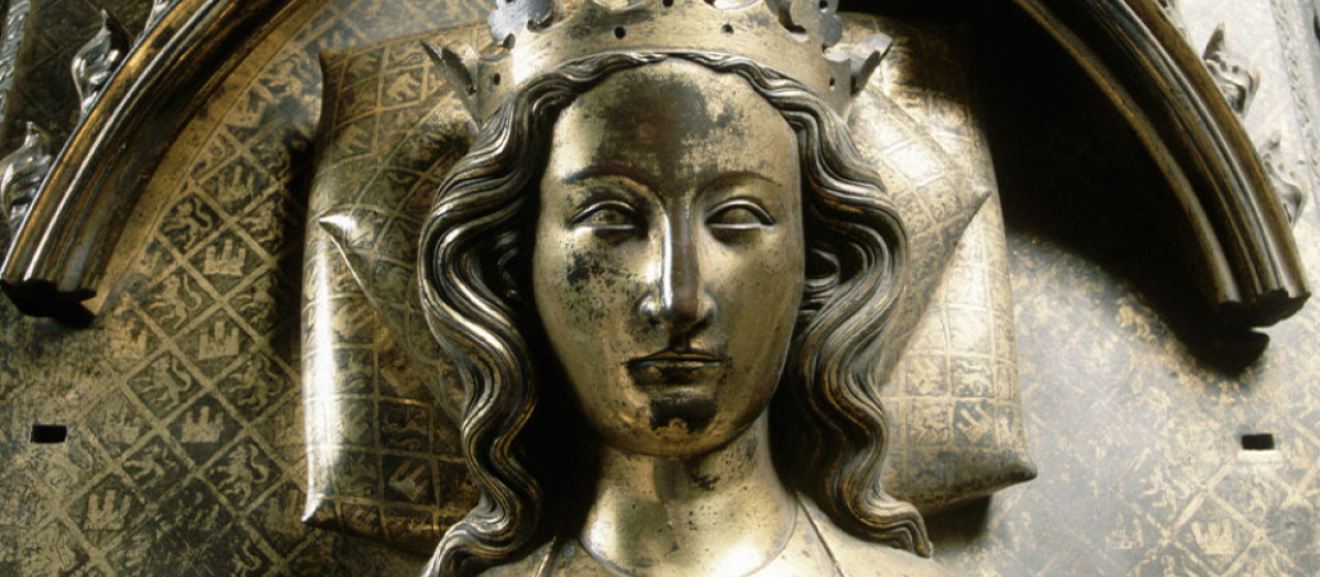 Efigie en bronce de la reina Leonor de Castilla en su tumba de la abadía de Westminster