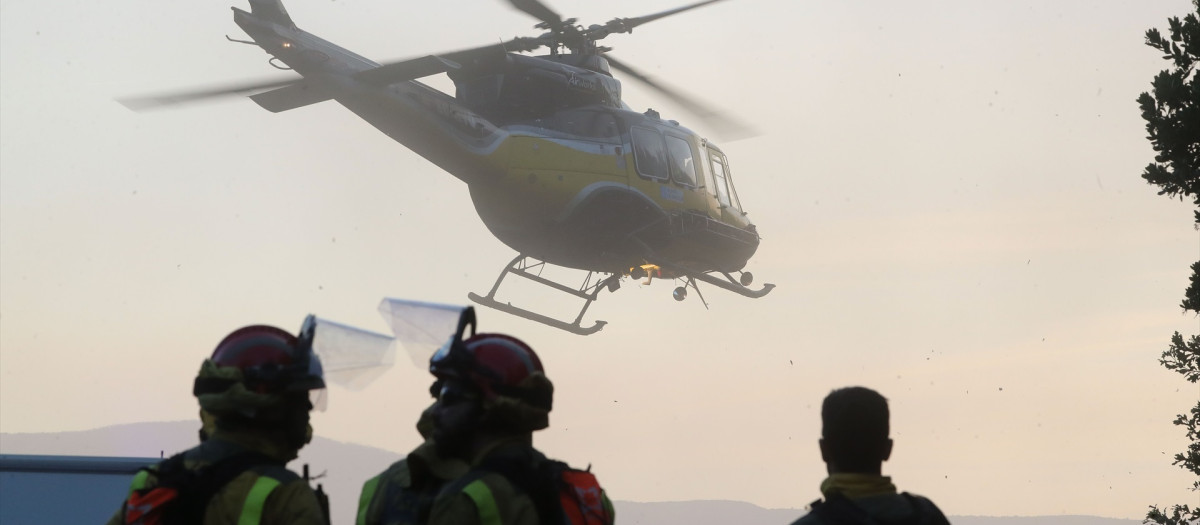Varios bomberos forestales colaboran en las labores de extinción de un incendio forestal, a 16 de septiembre de 2026, en Quiroga, Lugo, Galicia (España). El fuego, que ha arrasado ya 250 hectáreas, se inició a las 15.30 horas del pasado martes 15 de septiembre en la montaña de Quiroga, en la parroquia de Pacios da Serra, con una rápida expansión por el efecto del viento durante la jornada.

Carlos Castro / Europa Press
16 SEPTIEMBRE 2026;FUEGO;INCENDIO;BOMBEROS;FORESTALES;BRIGADISTAS;HELICÓPTERO
16/9/2026