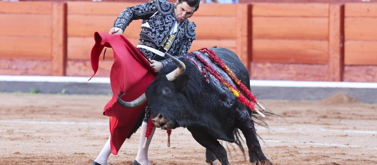 El torero Morante de la Puebla da un pase con la muleta al primero de los de su lote
