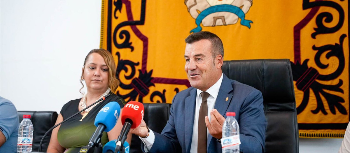 07/07/2026 El alcalde de carboneras (Almería), Salvador Hernández, preside el Pleno extraordinario para someter a votación la propuesta para la revisión de oficio de la licencia de obras del hotel de El Algarrobico
