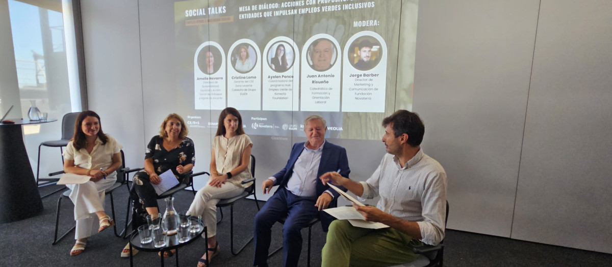 Imagen del foro con expertos