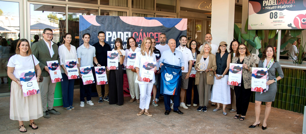 D.Tomás Trénor junto con los patrocinadores del torneo PádelCáncer