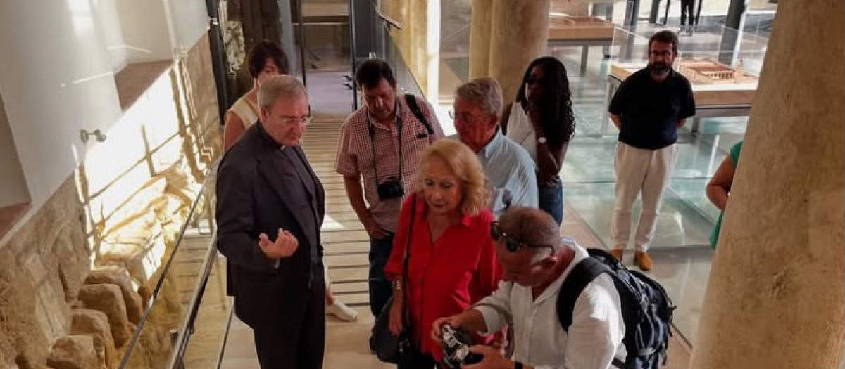 El Deán presidente acompañando a los periodistas de Fijet