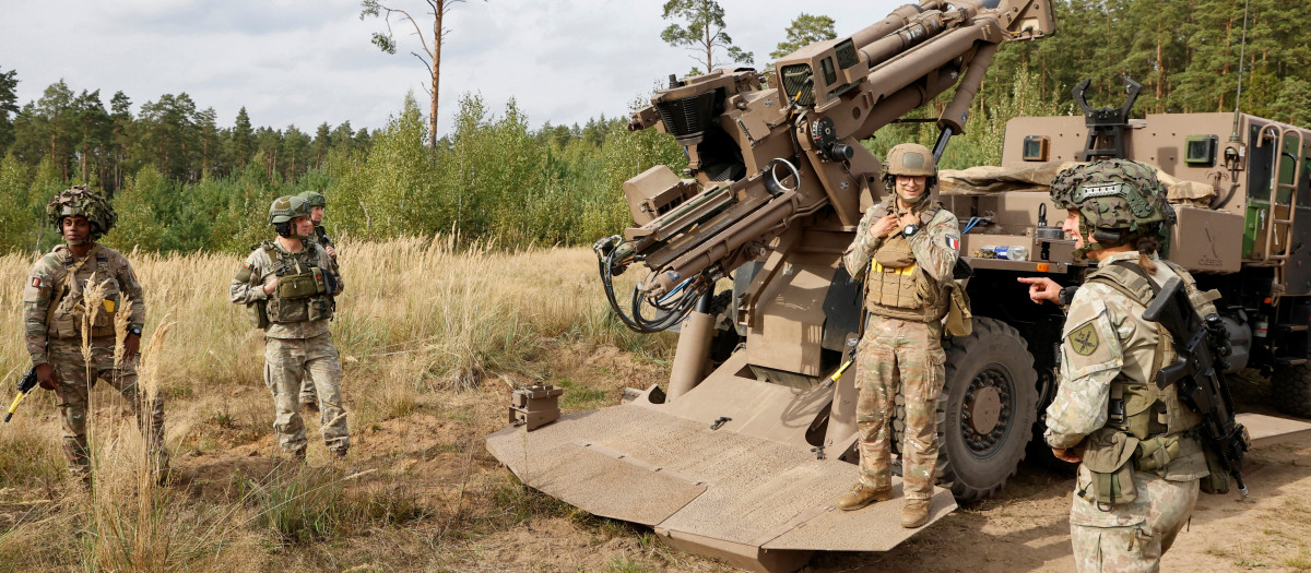 Soldados franceses y lituanos operan un obús autopropulsado Caesar Mk-I durante un ejercicio de fuego real con tropas lituanas y francesas, junto con aliados de la OTAN, en el Campo de Entrenamiento General Silvestras Zukauskas en Pabrade, Lituania