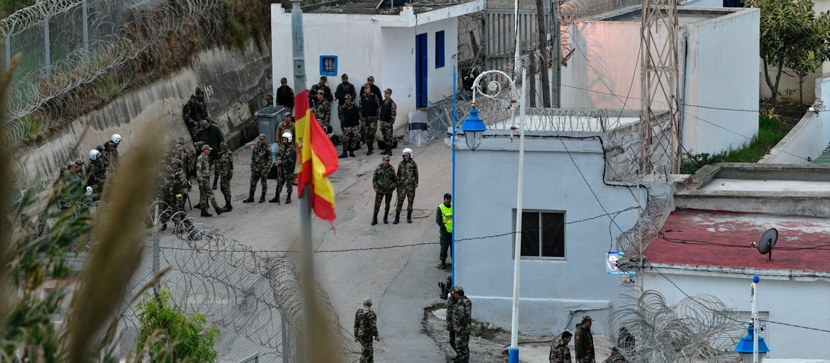 Militares españoles vigilan el paso fronterizo de la barriada de Benzu