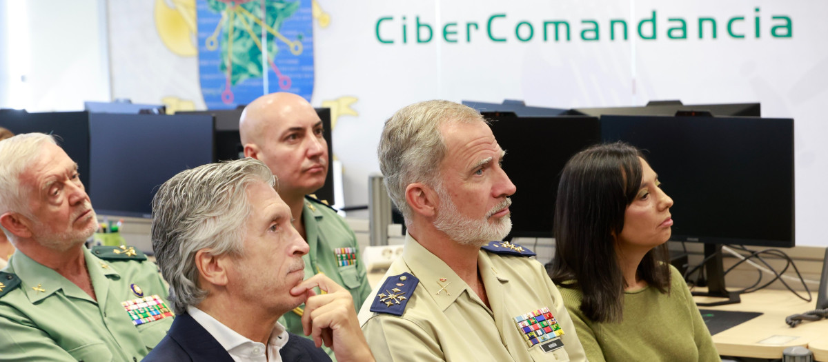 Don Felipe, entre el ministro Marlaska y la directora de la Guardia Civil, la imputada Mercedes González