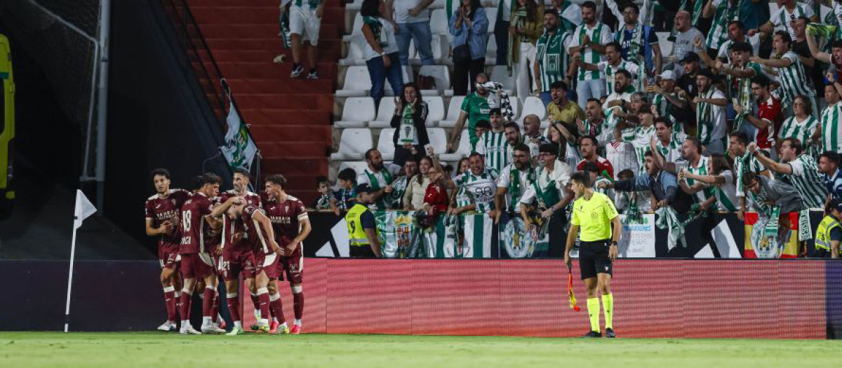 Los jugadores del Córdoba celebrando uno de los goles en Albacete junto a su hinchada