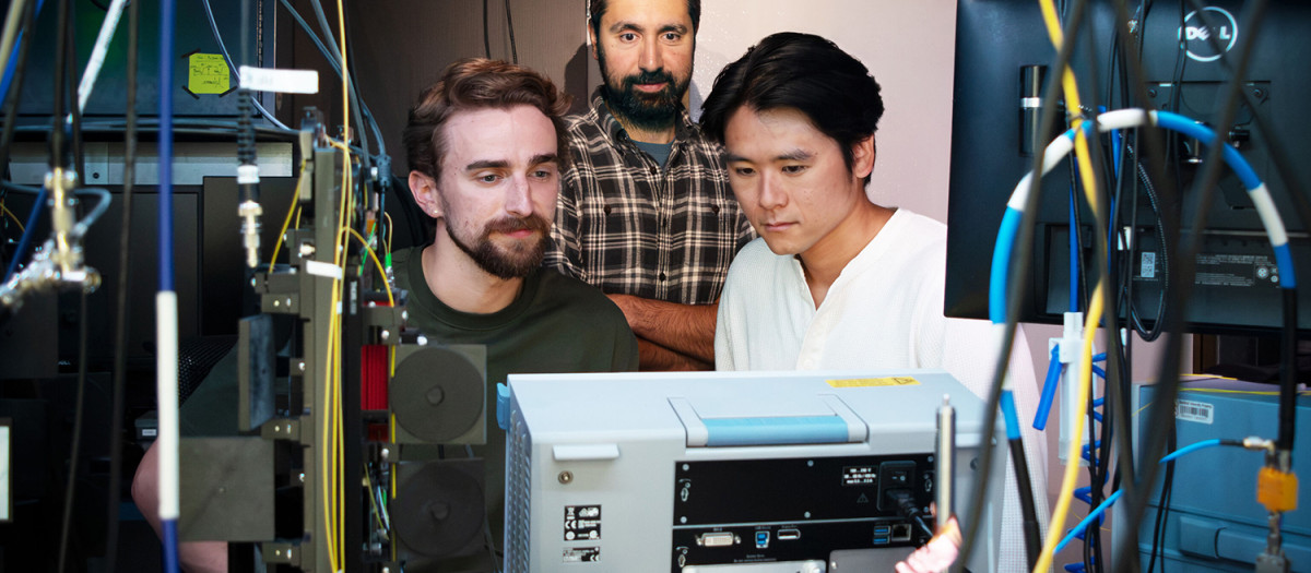 Los coautores del estudio, Erik Szakiel (izquierda), el profesor Amir Safavi-Naeini y Takuma Makihara, observan la instrumentación de radiofrecuencia