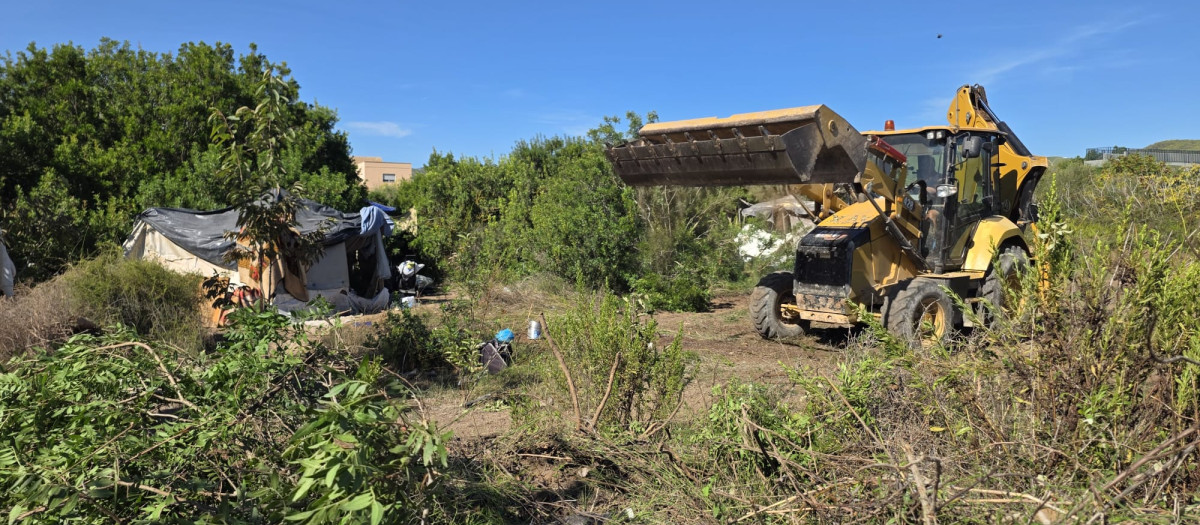 La excavadora ha comenzado a limpiar la zona pasadas las 10.30 horas.