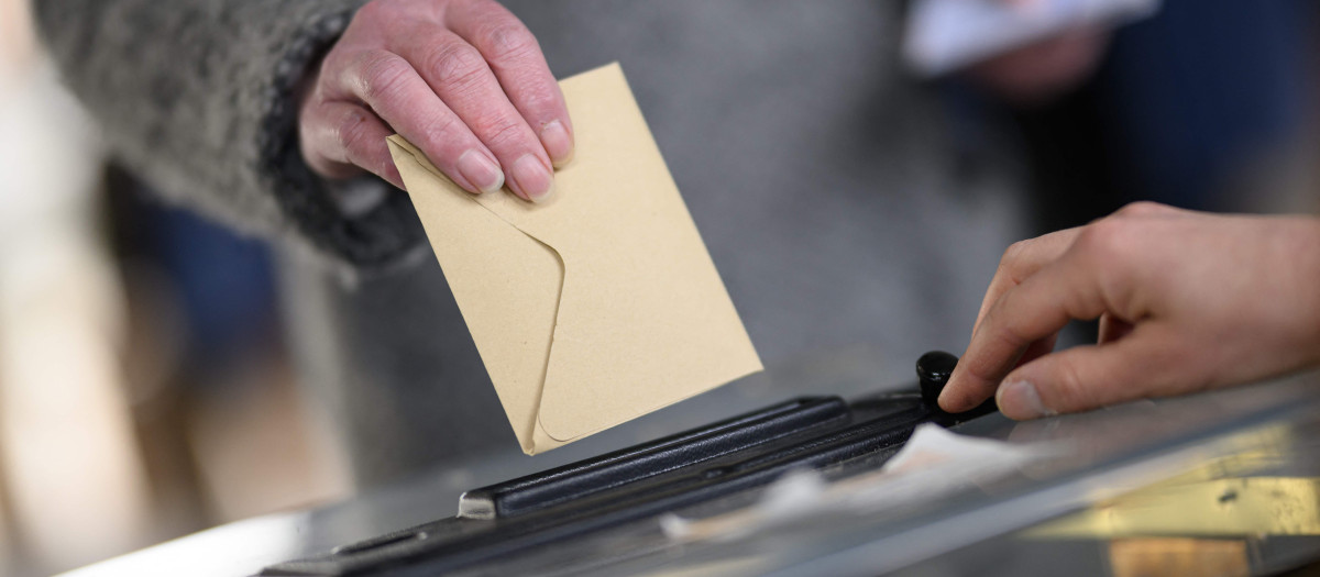 Un votante introduce su voto en la urna