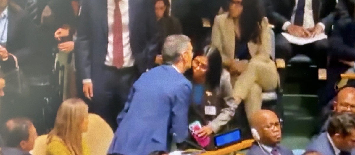 Momento en el que Pedro Sánchez y Delcy Rodríguez se saludan