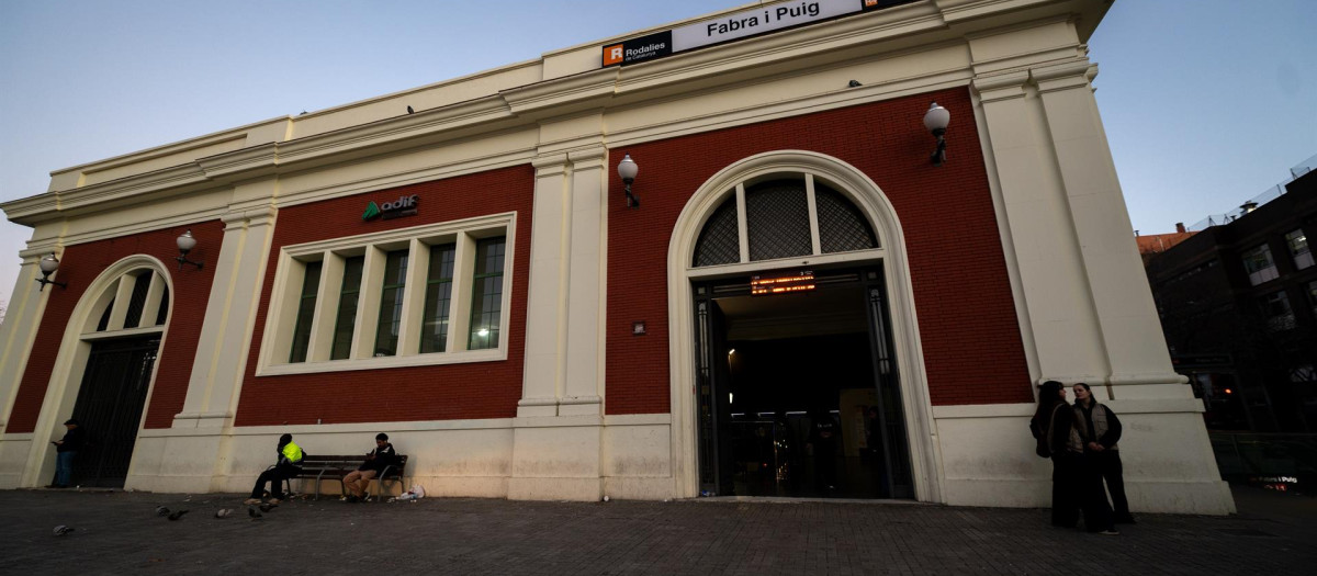 Fachada de la estación de Fabra i Puig