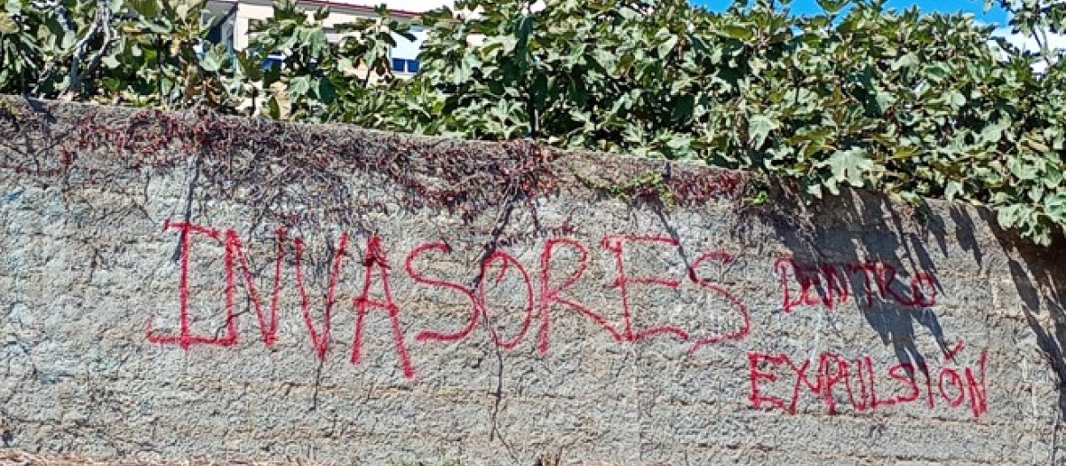 Una pintada en una barriada de Ceuta que exige la expulsión de los "invasores"