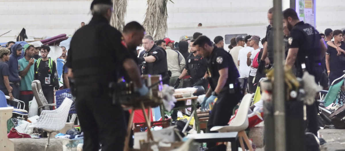 Policías locales desmantelan este martes la venta ambulante en la playa del Trampolín, en Ceuta