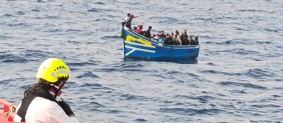 Una patera rescatada por Salvamento Marítimo a unos 5 kilómetros de La Graciosa