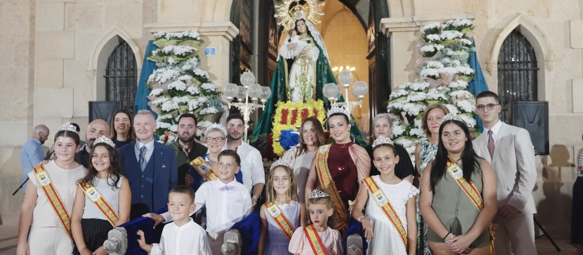 Foto de familia festera en Jacarilla