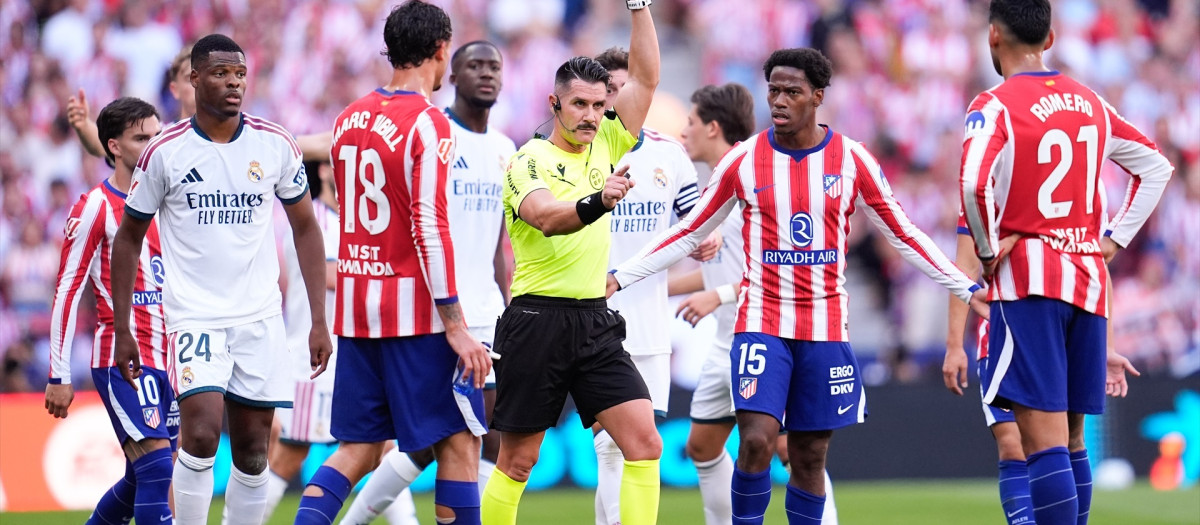 Ortiz Arias, en el Atlético de Madrid - Real Madrid amonestando al 'Cuti' Romero