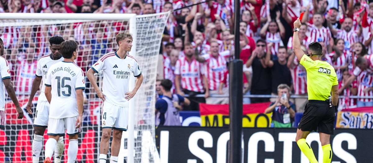 Miguel Ángel Ortiz Arias expulsa a Dean Huijsen durante el Atlético de Madrid - Real Madrid