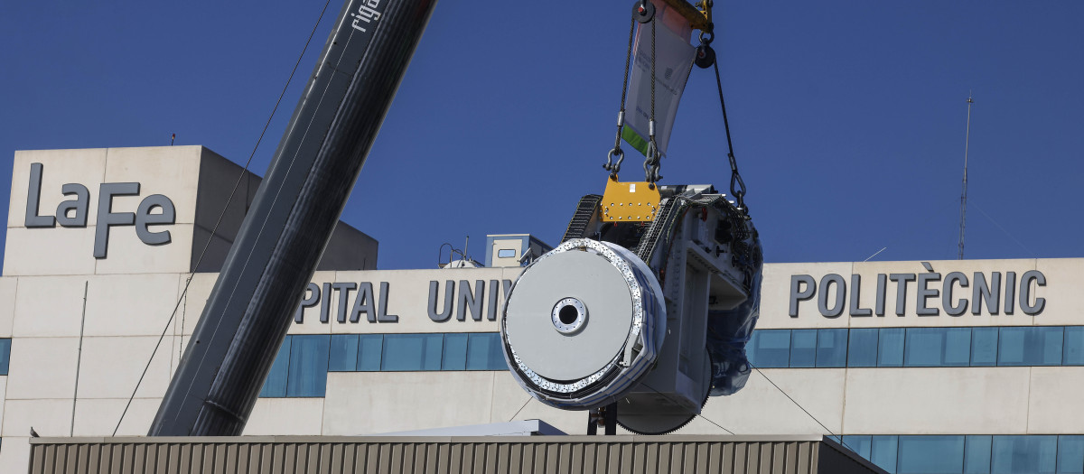 Imagen de la llegada de las máquina de prontoterapia al Hospital La Fe de Valencia financiados por la Fundación Amancio Ortega.