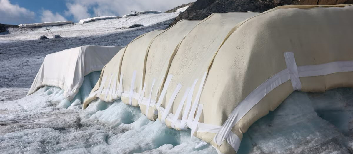 Glaciar cubierto con mantas de lana de oveja