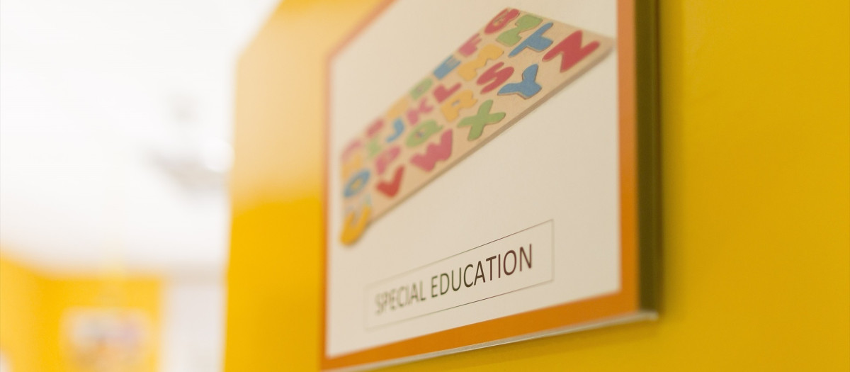Cuadro de una escuela en una imagen de archivo