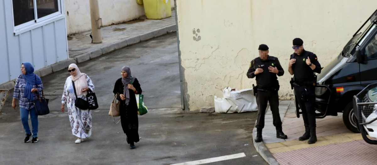 La frontera de El Tarajal que separa Ceuta de Marruecos ha amanecido este miércoles tranquila y con una mayor presencia de efectivos de la Guardia Civil, aunque ha sido Marruecos quién ha blindado fuertemente su zona