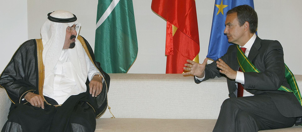 MD172 MADRID 19/06/07 : El presidente del Gobierno, José Luis Rodríguez Zapatero (d), conversa con el rey de Arabia Saudí, Abdala bin Abdelaziz, en la entrevista que mantuvieron hoy en el Palacio de la Moncloa, en Madrid. El monarca saudí, de visita en España desde ayer en respuesta a una invitación del Rey Juan Carlos, recibió una cena de honor en la residencia oficial del jefe de Gobierno. EFE/Bernardo Rodriguez