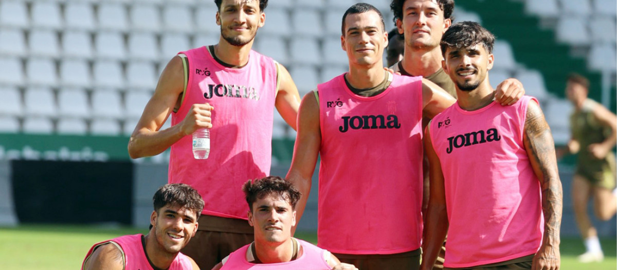 Varios jugadores del Córdoba en un entrenamiento en el estadio