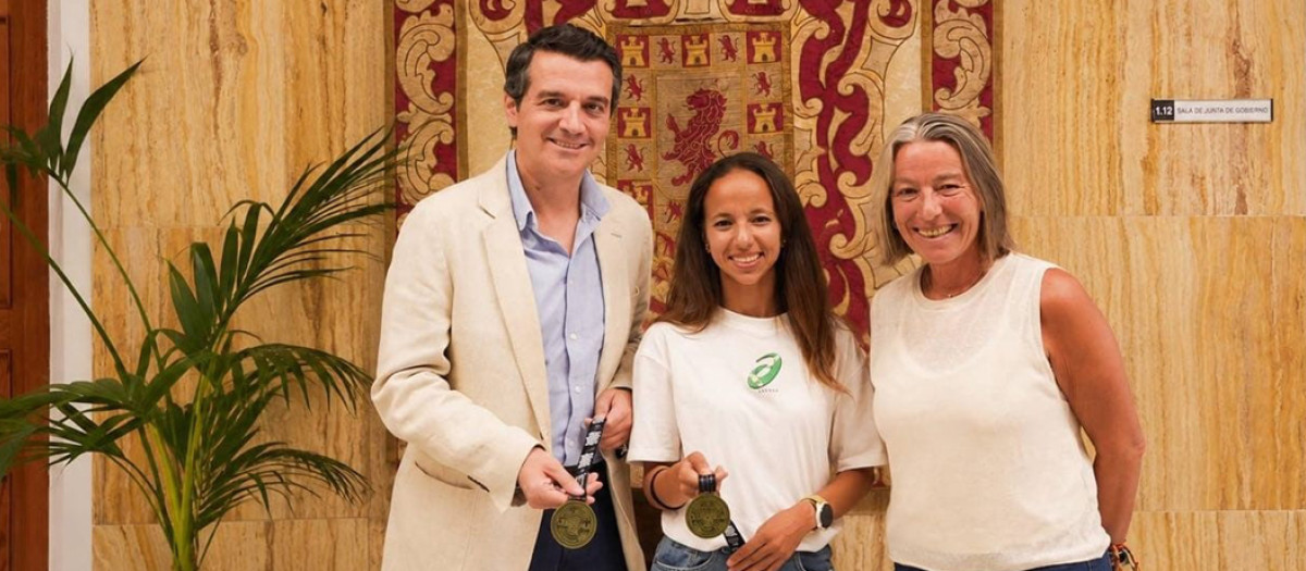 Fátima Ouhaddou, ganadora de la Media de Córdoba en 2025, junto a Bellido y Albás