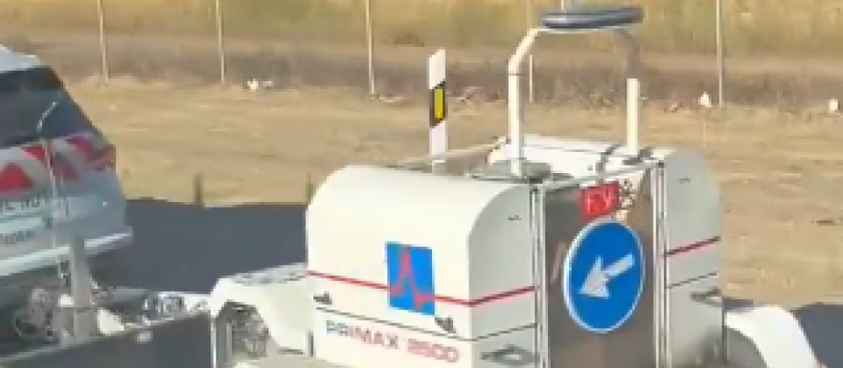 La curiosa máquina parada en mitad del carril