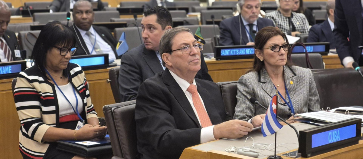AME9478. NUEVA YORK (ESTADOS UNIDOS), 21/09/2026.- Fotografía tomada de la cuenta oficial en X @BrunoRguezP del canciller de Cuba, Bruno Rodríguez, asistiendo a la Asamblea General de la ONU este lunes, en Nueva York (Estados Unidos). Rodríguez dijo que Estados Unidos utiliza la lucha antidrogas en América Latina y el Caribe como "pretexto" para una "militarización" que le sirve como "instrumento de dominación" de la región. EFE/ @BrunoRguezP /SOLO USO EDITORIAL NO VENTAS /SOLO DISPONIBLE PARA ILUSTRAR LA NOTICIA QUE ACOMPAÑA (CRÉDITO OBLIGATORIO)