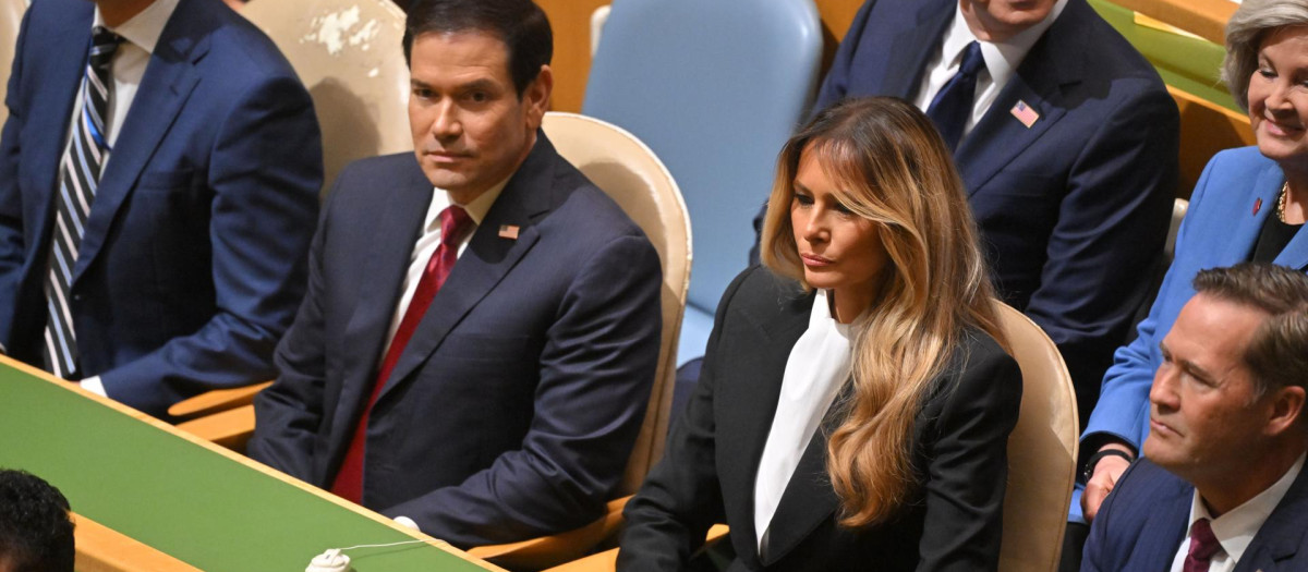 NEW YORK (United States), 22/09/2026.- United States Secretary of State Marco Rubio (C-L) and First Lady Melania Trump (C-R) listen to United States President Donald Trump (not pictured) speaking during the General Debate of the 81st session of the United Nations (UN) General Assembly at the United Nations Headquarters in New York, New York, USA, 22 September 2026. (Estados Unidos, Nueva York) EFE/EPA/MICK TSIKAS AUSTRALIA AND NEW ZEALAND OUT
