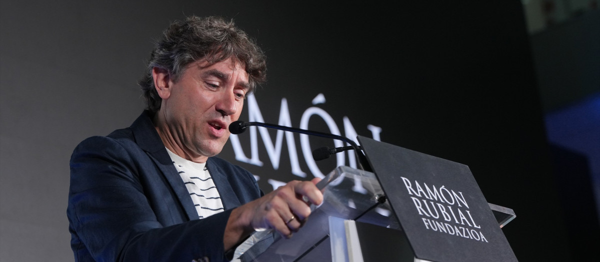 El secretario general del PSE-EE, Eneko Andueza, entrega el premio Ramón Rubial a los secretarios generales de UGT, Pepe Álvarez, y de CCOO, Unai Sordo, en la sede de la Cámara de Gipuzcoa en junio de 2026