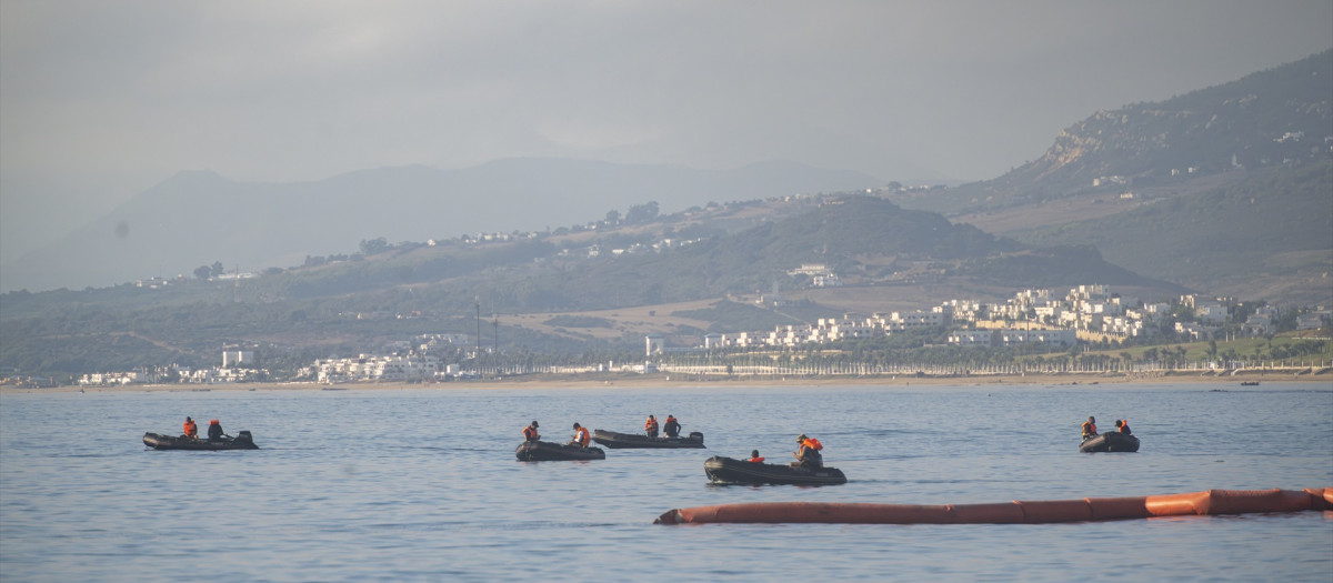 Efectivos de la Guardia Civil, Policía Nacional y Ejército vigilan la frontera del Tarajal