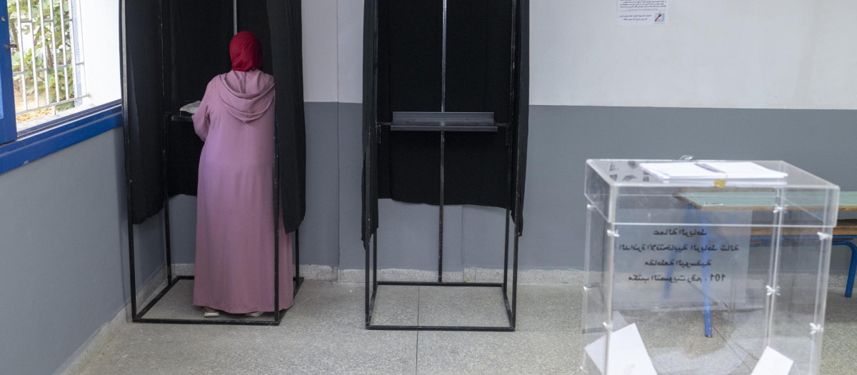 Una mujer deposita su voto en un colegio electoral de Rabat, Marruecos