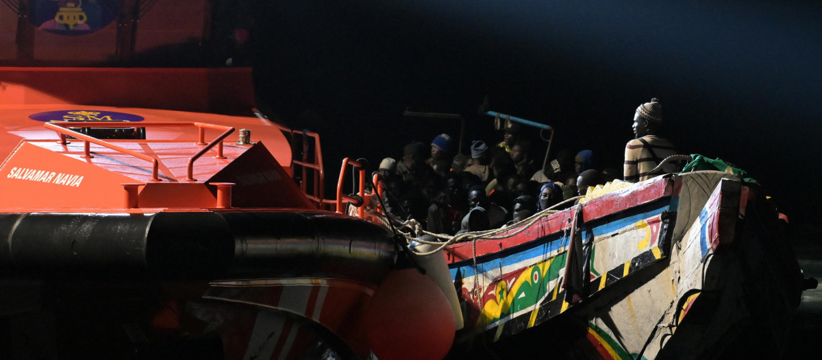 Desembarco de los 150 inmigrantes rescatados en la tarde de hoy por la embarcación de Salvamento Marítimo, Salvamar Navia, en aguas cercanas a El Hierro