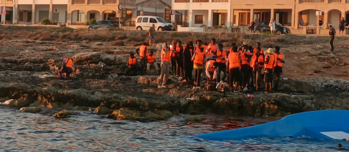 Una de las pateras arribadas a la tranquila Colònia de Sant Jordi