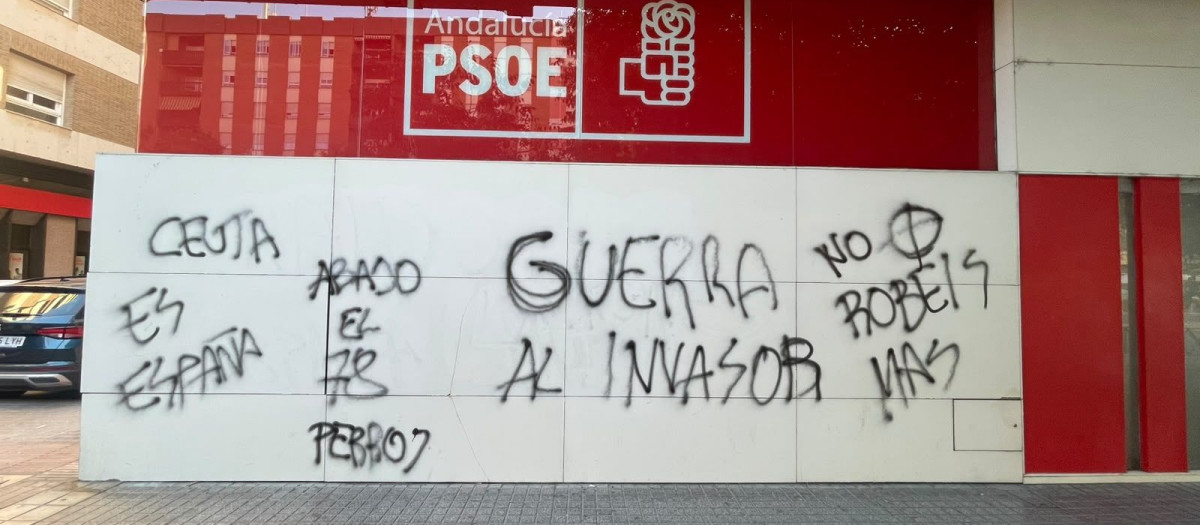 Fachada de la sede del PSOE de Córdoba con las pintadas