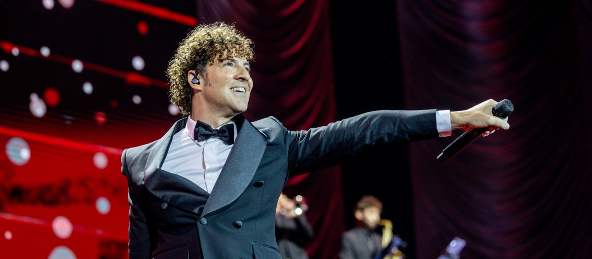 (Foto de ARCHIVO)
El cantante David Bisbal durante una actuación, en el Movistar Arena, a 22 de diciembre de 2025, en Madrid (España). David Bisbal recorre España en noviembre y diciembre de 2025 con la gira ‘Todo es posible en Navidad’, pasando por ciudades como Almería, A Coruña, Zaragoza, Barcelona y Madrid. Este 22 de diciembre ofrece en el Movistar Arena un concierto que combina sus grandes éxitos con las canciones navideñas de su último disco.

Ricardo Rubio / Europa Press
22 DICIEMBRE 2025;CONCIERTO;NAVIDAD;MÚSICA;CANTANTE;DAVID BISBAL;
22/12/2025