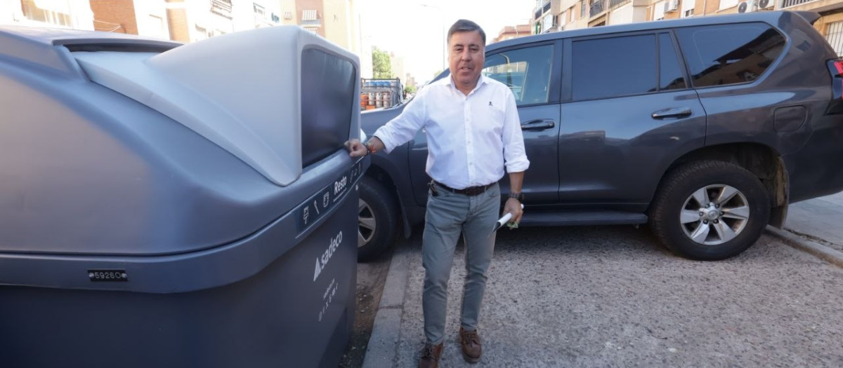 Miguel Ruiz Madruga, junto a los nuevos contenedores