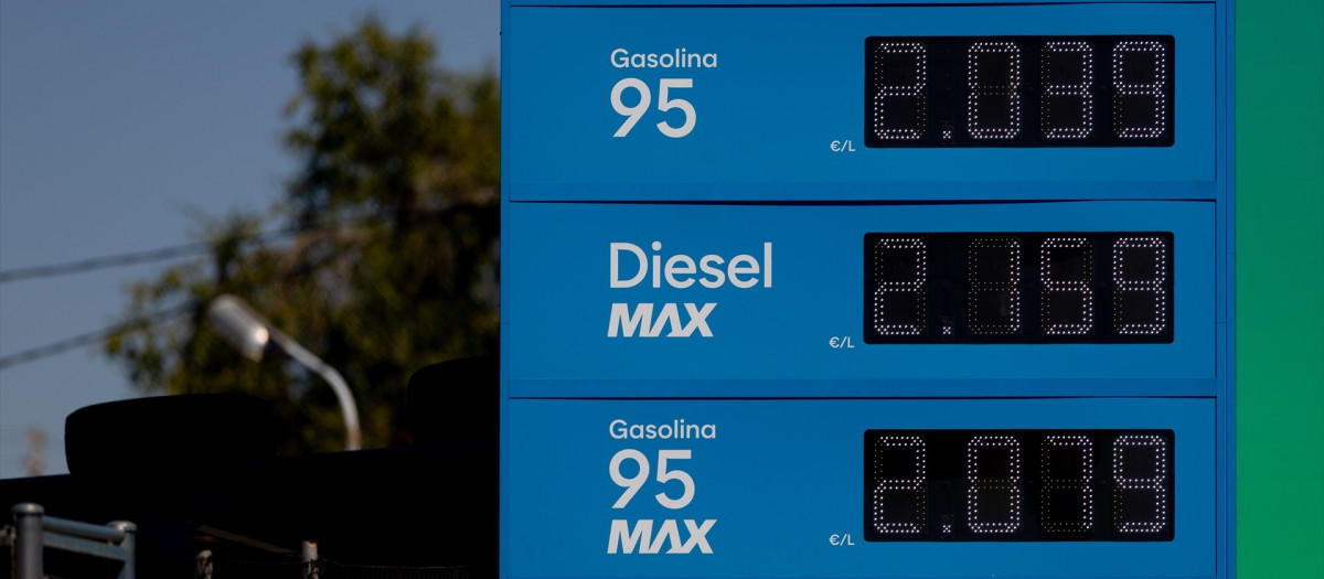 Cartel con los precios en una gasolinera, a 21 de septiembre de 2026, en Madrid (España).