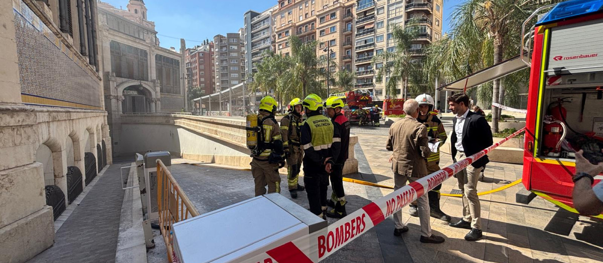 Imagen tomada este jueves del incendio en el Mercado Central de Valencia