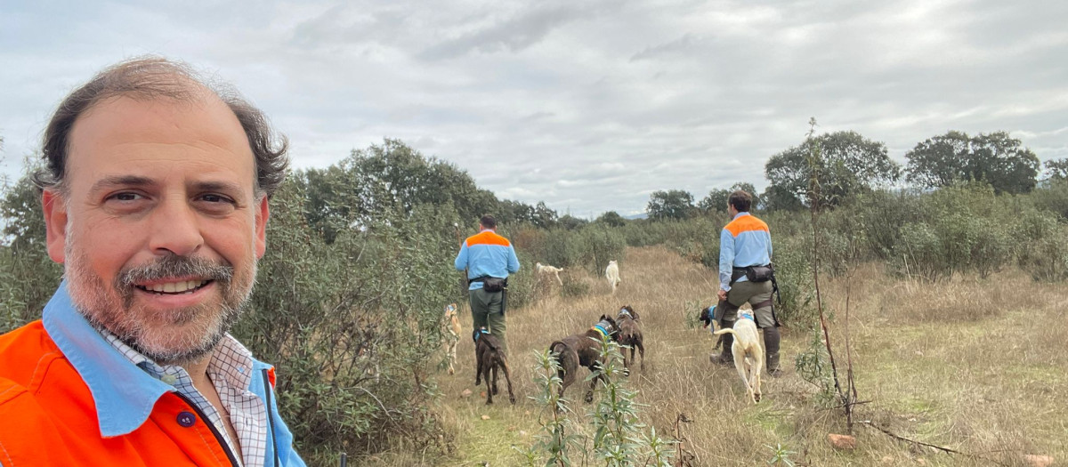 Cazando a una mano. De vuelta rápido a los camiones en un día de bochorno en octubre, Carlos mi hermano, en primer plano, Jorge y yo a “paso legionario” llamando a recogida