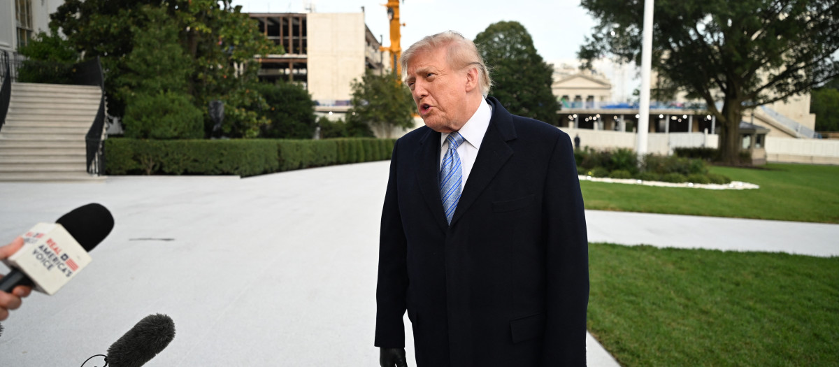 El presidente estadounidense Donald Trump habla con los medios de comunicación tras bajar del helicóptero Marine One