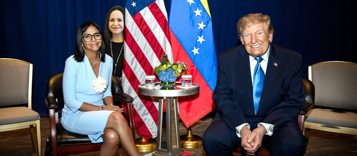 Delcy Rodríguez y Donald Trump con María Corina en la retaguardia