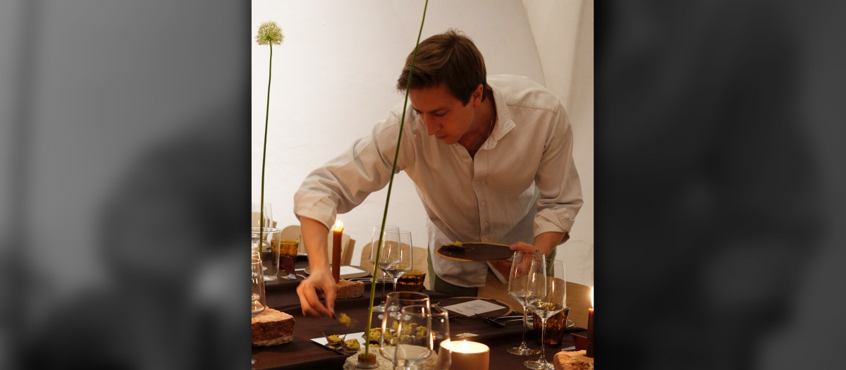 Felipe España Osborne en una mesa con 'Guacamola'